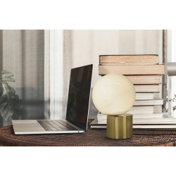 Lampa stołowa PARLA – elegancja w złotym wydaniu do sypialni Lampa stołowa PARLA – elegancja w złotym wydaniu do sypialni