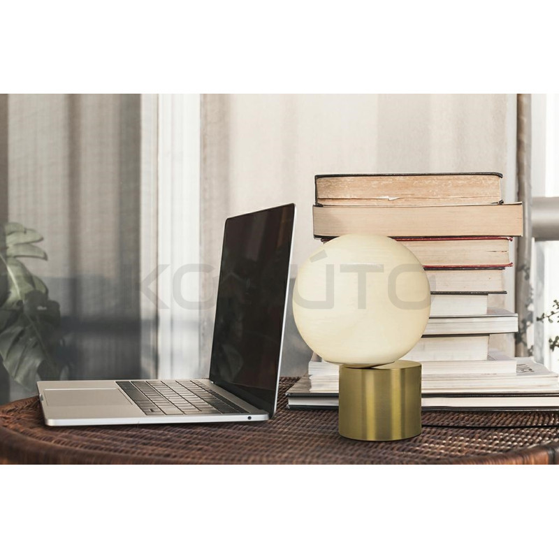 Lampa stołowa PARLA – elegancja w złotym wydaniu do sypialni Lampa stołowa PARLA – elegancja w złotym wydaniu do sypialni