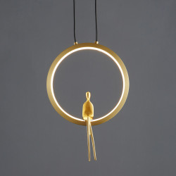 Lampa wisząca glamour AMICI złota huśtającą się postacią Lampa wisząca glamour AMICI złota huśtającą się postacią