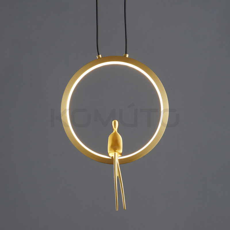 Lampa wisząca glamour AMICI złota huśtającą się postacią Lampa wisząca glamour AMICI złota huśtającą się postacią