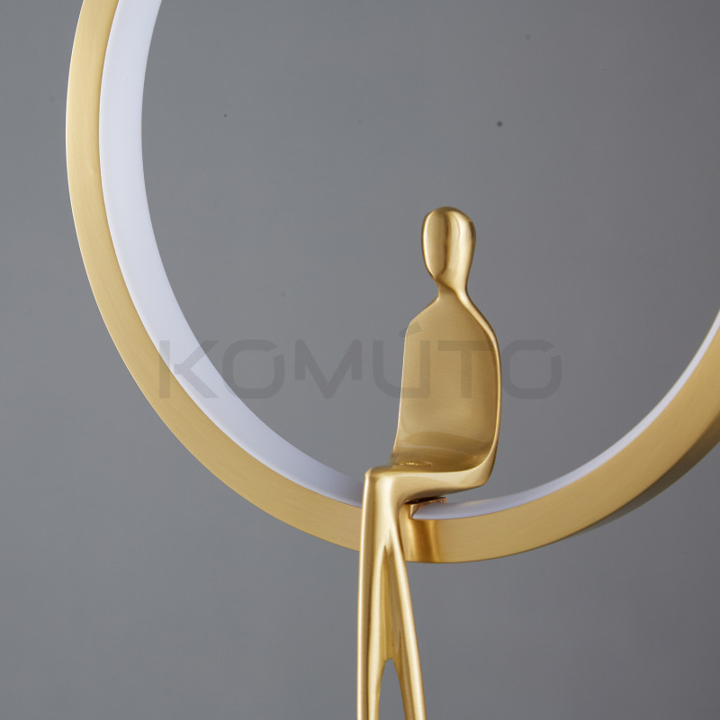Lampa wisząca glamour AMICI złota huśtającą się postacią Lampa wisząca glamour AMICI złota huśtającą się postacią
