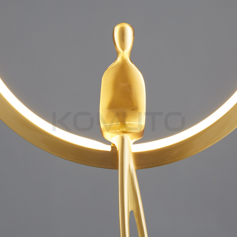 Lampa wisząca glamour AMICI złota huśtającą się postacią Lampa wisząca glamour AMICI złota huśtającą się postacią
