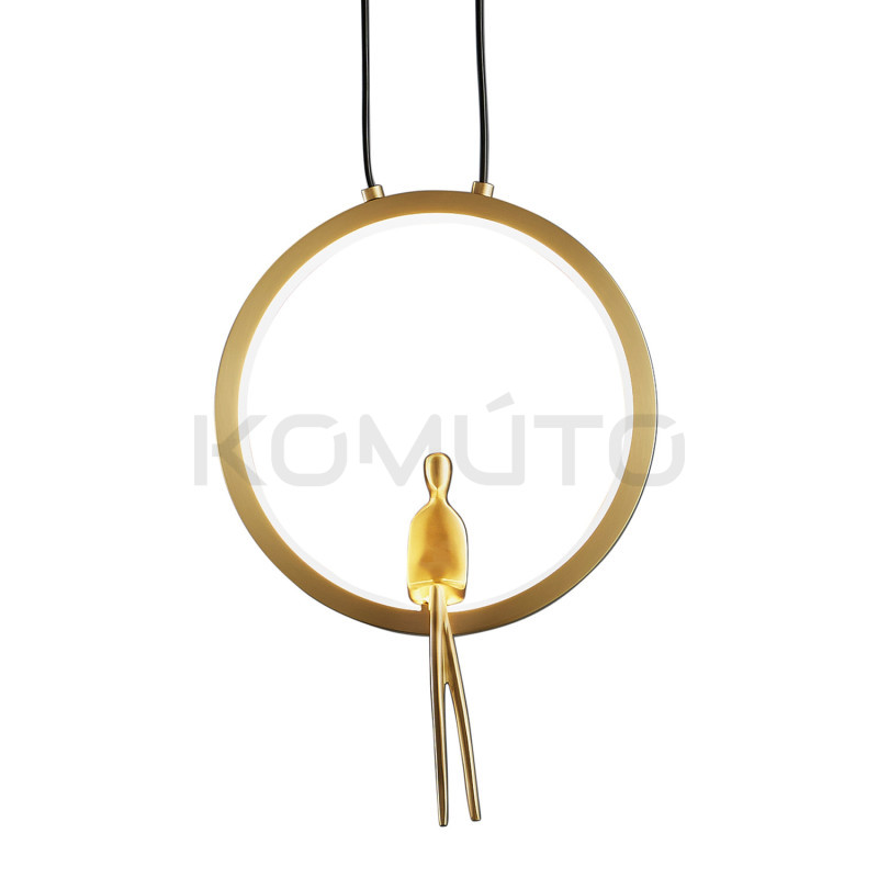 Lampa wisząca glamour AMICI złota huśtającą się postacią