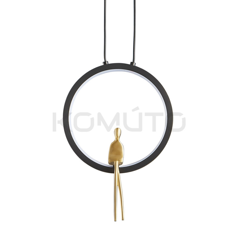 Lampa wisząca glamour AMICI czarno złota z postacią w okręgu