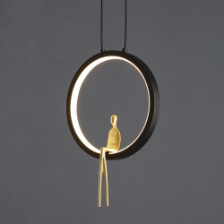 Lampa wisząca glamour AMICI czarno złota z postacią w okręgu Lampa wisząca glamour AMICI czarno złota z postacią w okręgu