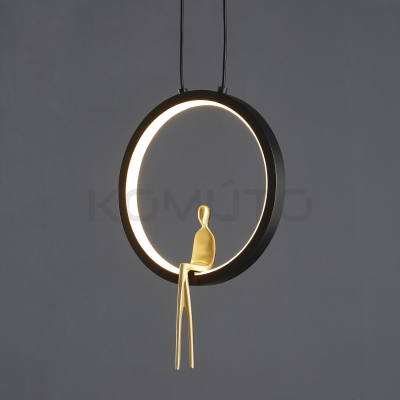 Lampa wisząca glamour AMICI czarno złota z postacią w okręgu Lampa wisząca glamour AMICI czarno złota z postacią w okręgu