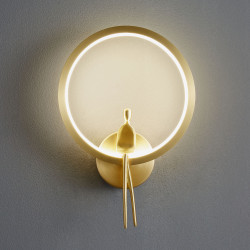 Lampa ścienna AMICI RING – złoty design i oświetlenie LED