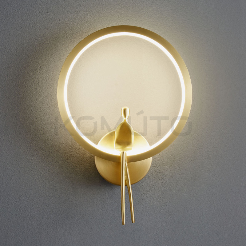 Lampa ścienna AMICI RING – złoty design i oświetlenie LED