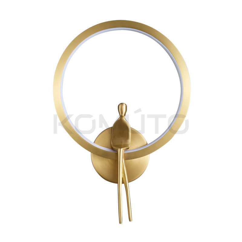 Lampa ścienna AMICI RING – złoty design i oświetlenie LED