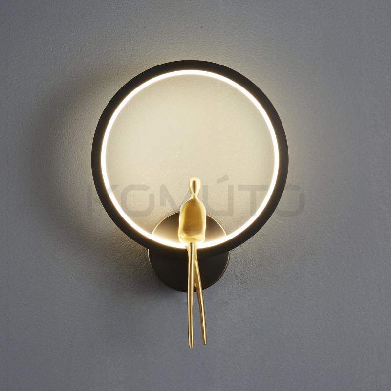 Kinkiet AMICI RING – awangardowy design w czerni i złocie Kinkiet AMICI RING – awangardowy design w czerni i złocie