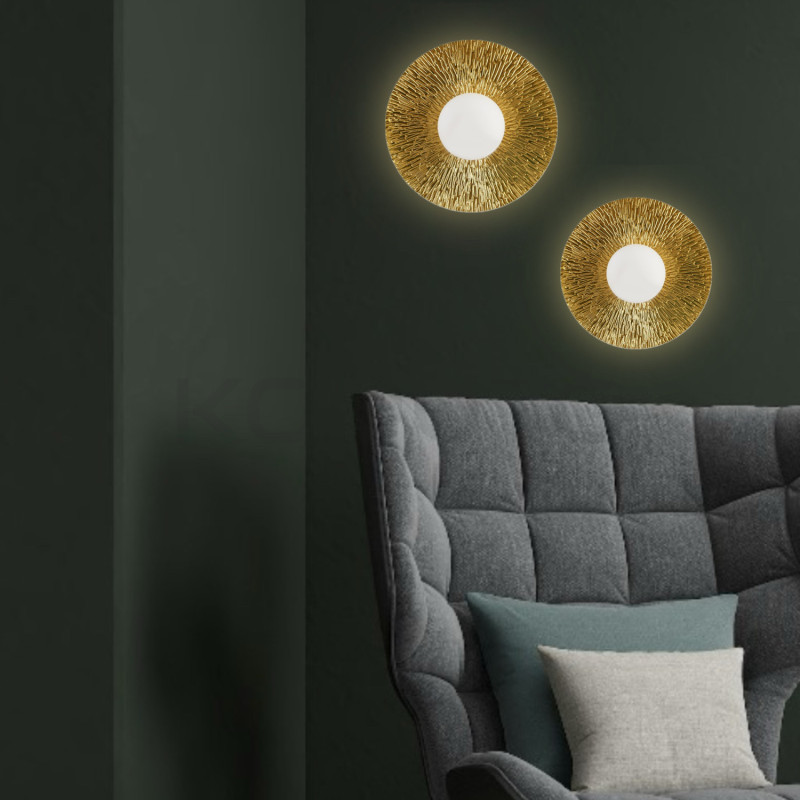 Kinkiet Sun: Złota rzeźba świetlna | Artystyczny design lampy