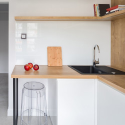 Nowoczesny przezroczysty stołek barowy – must-have aranżacji