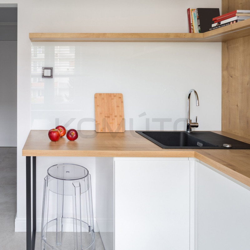 Nowoczesny przezroczysty stołek barowy – must-have aranżacji