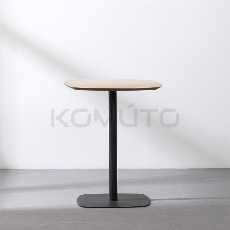 Mały stół Elegance o klasycznej wysokości | Komuto.pl Mały stół Elegance o klasycznej wysokości | Komuto.pl