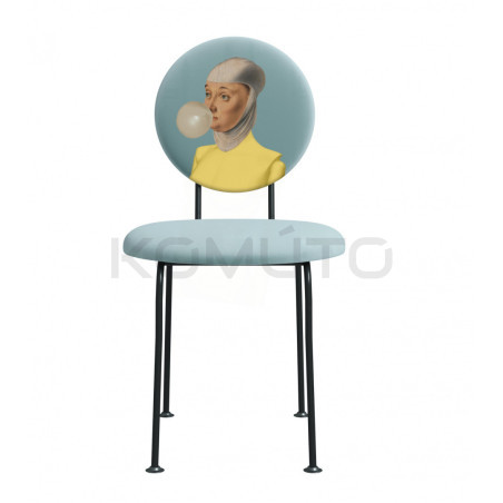 Krzesło CURIOS „Kobieta z gumą balonową” – designerskie i wygodne