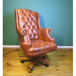 Fotel biurowy Chesterfield z pikowanym siedziskiem Edward w skórze